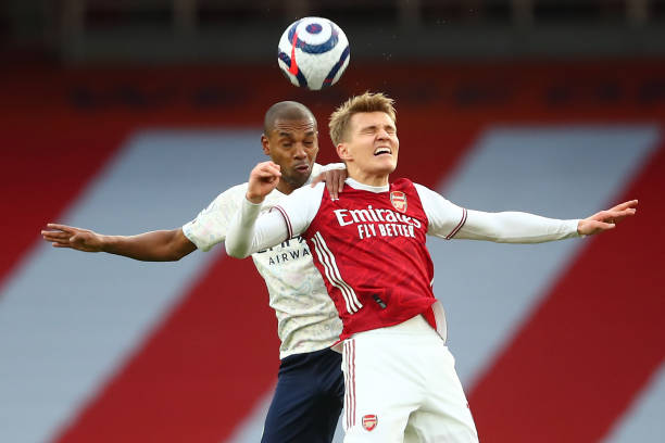 展现出对球 展现出对球